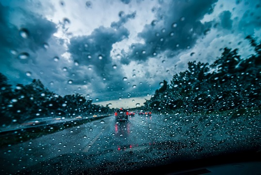 Знизити швидкість та увімкнути двірники: як безпечно водити авто в дощову погоду