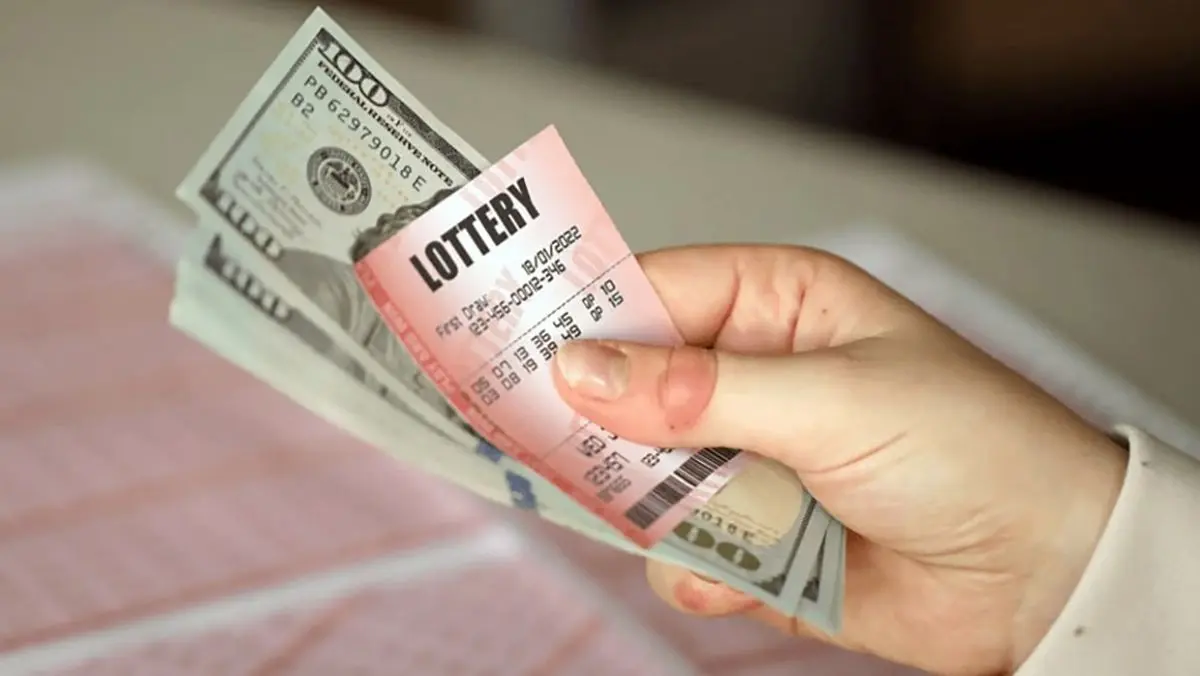 Жінка випадково виявила виграшний лотерейний квиток на рік 2021: чи вдалося їй отримати свій приз?